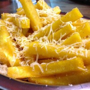 Polenta Frita com Parmesão Porção servida em marmitex redondo contendo: 500g de polenta frita 100g de parmesão 1 molho Produto servido quente, com polenta crocante por fora e macia por dentro, ideal para compartilhar ou como acompanhamento.