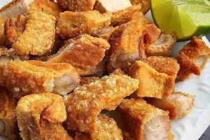 Torresmo de Porco Porção servida contendo: 500g de torresmo de porco 1 molho de alho 100g de parmesão