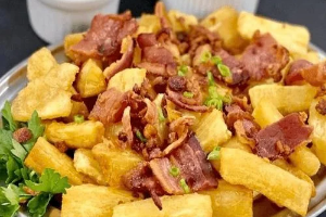 Mandioca Frita com Bacon, Porção servida em marmitex redondo contendo: 500g de mandioca frita 100g de bacon