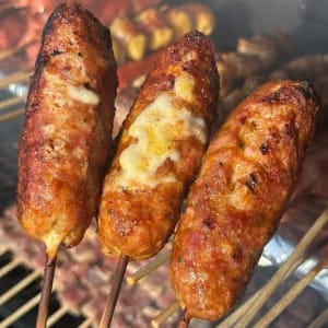 Espetinho assado de Kafta Recheada com queijo